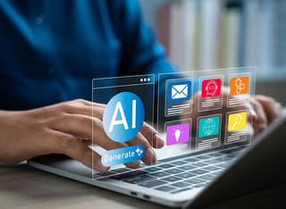 Principiante nel mercato delle criptovalute che studia i fondamenti del trading automatizzato con AI