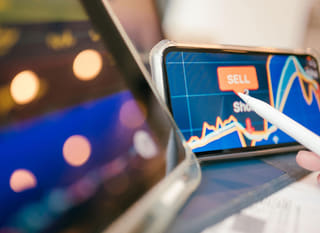 Operatore attivo su più mercati che esamina le opzioni legate a Bitcoin, Ethereum e forex